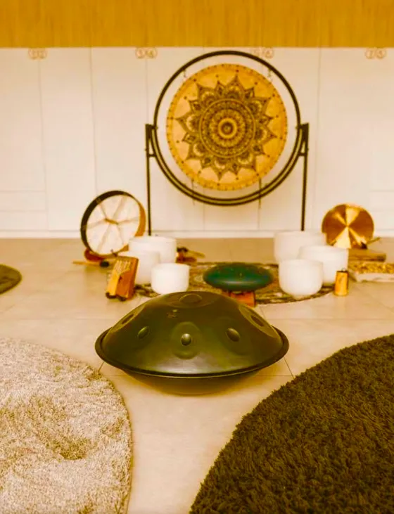 Sala integracji sensorycznej — gong, misy dźwiękowe i handpan