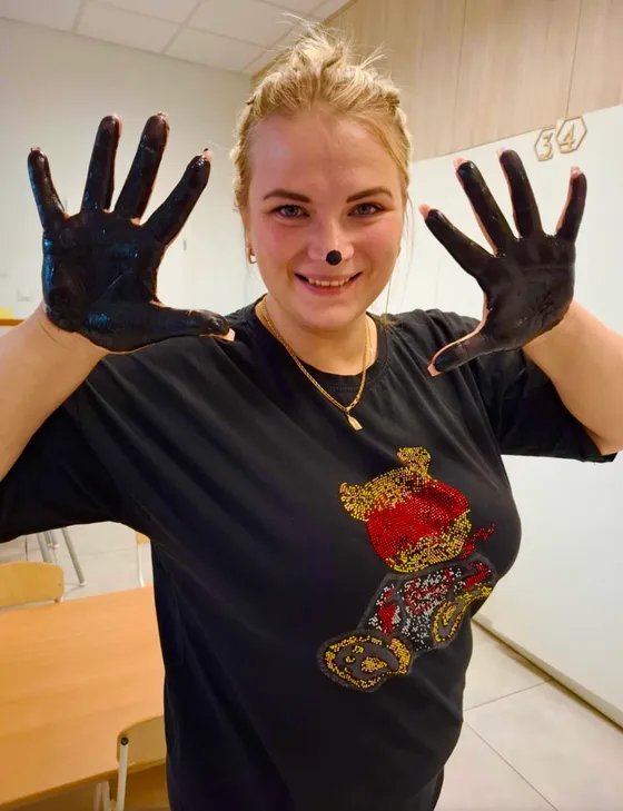 Dziecko odbija pomalowane dłonie