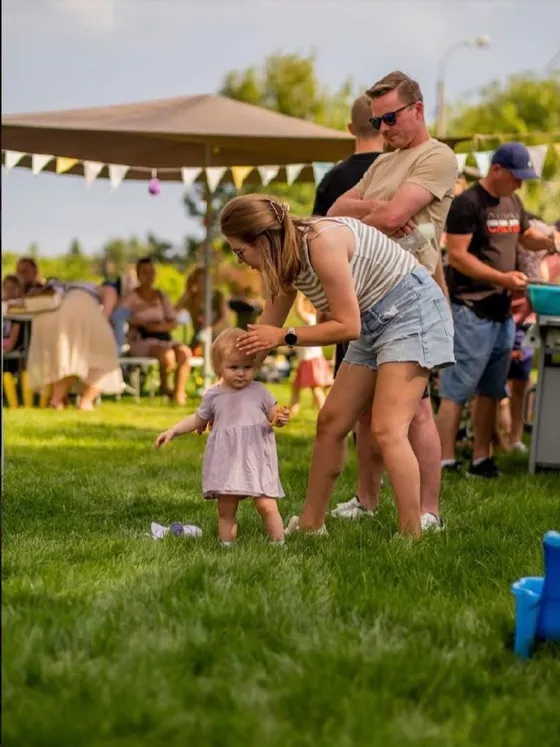 Piknik rodzinny na trawie