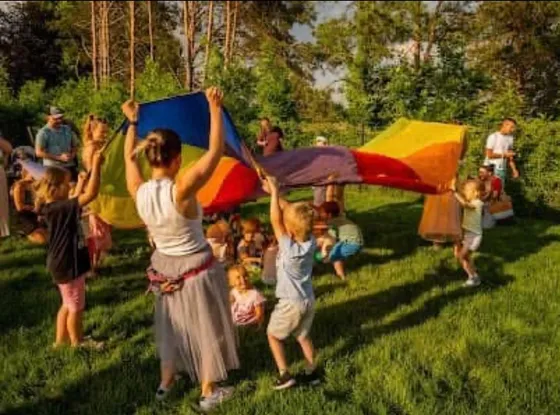 Piknik w ogrodzie — zabawa z chustą animacyjną