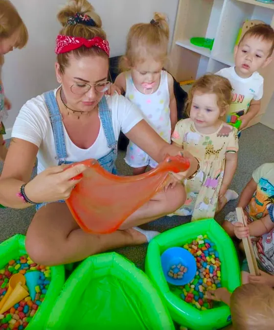 Zabawa sensoryczna z opiekunką w grupie