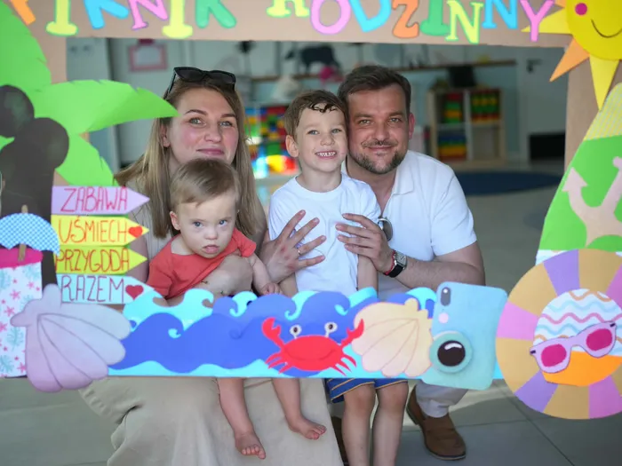 Rodzina z dziećmi podczas Pikniku Rodzinnego w żłobku AniMiś