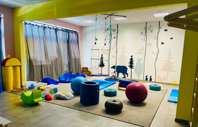 Sala SI AniMiś z hamakiem terapeutycznym i sprzętem do stymulacji ruchowej